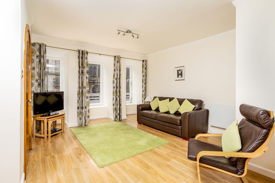 Sittingroom with three windows overlooking Royal Mile