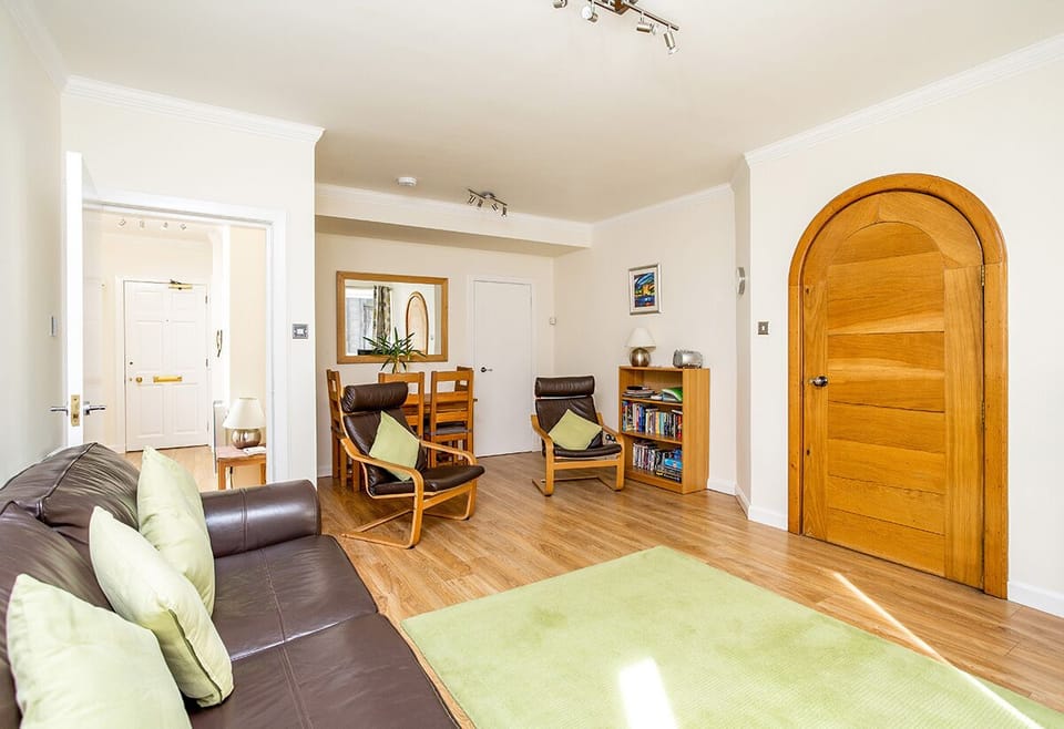 Sittingroom with private entrance door