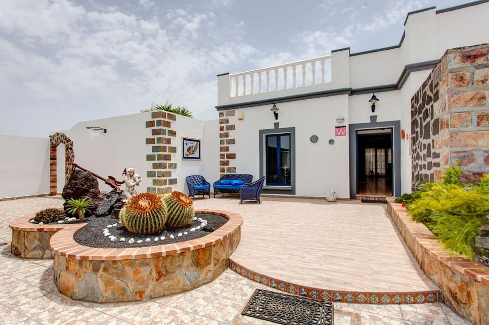 Welcoming entrance to villa Delfin