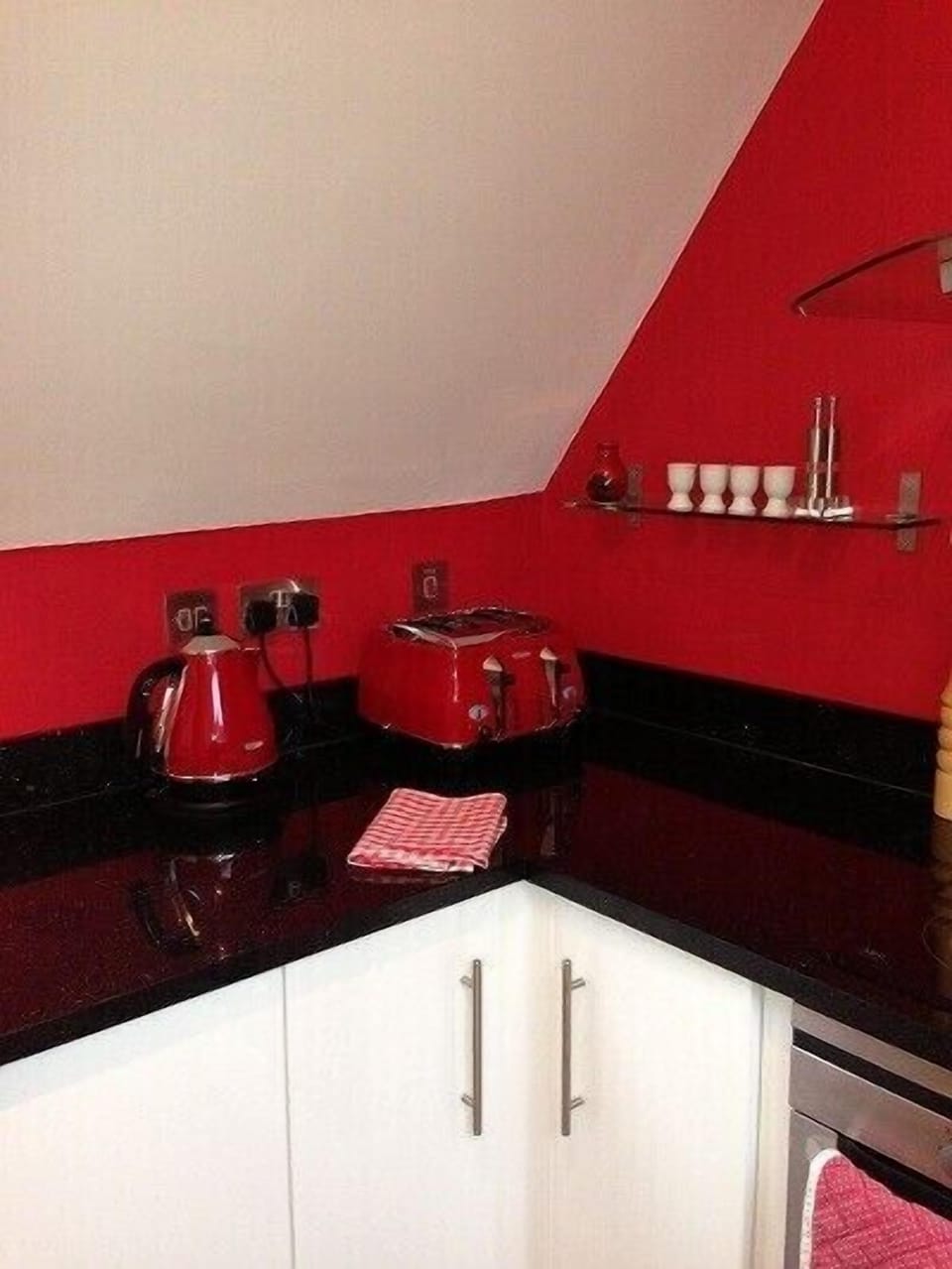 Warm & inviting kitchen with modern appliances