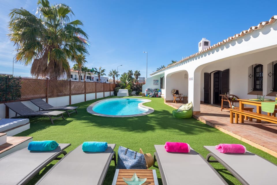Zona exterior com piscinas /
Outdoor area with swimming pools