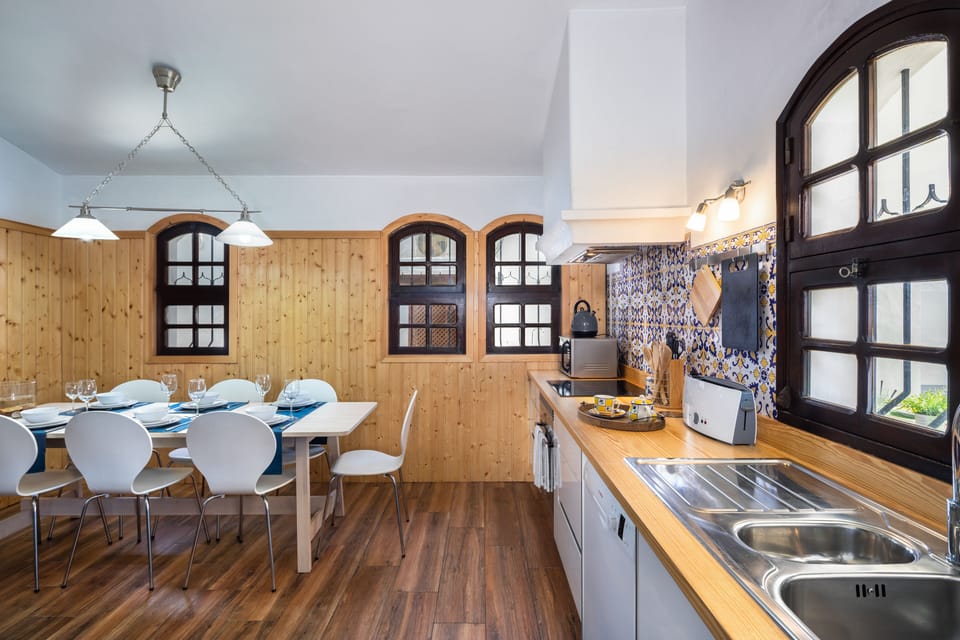 Cozinha com zona de comer /
Kitchen with eating area