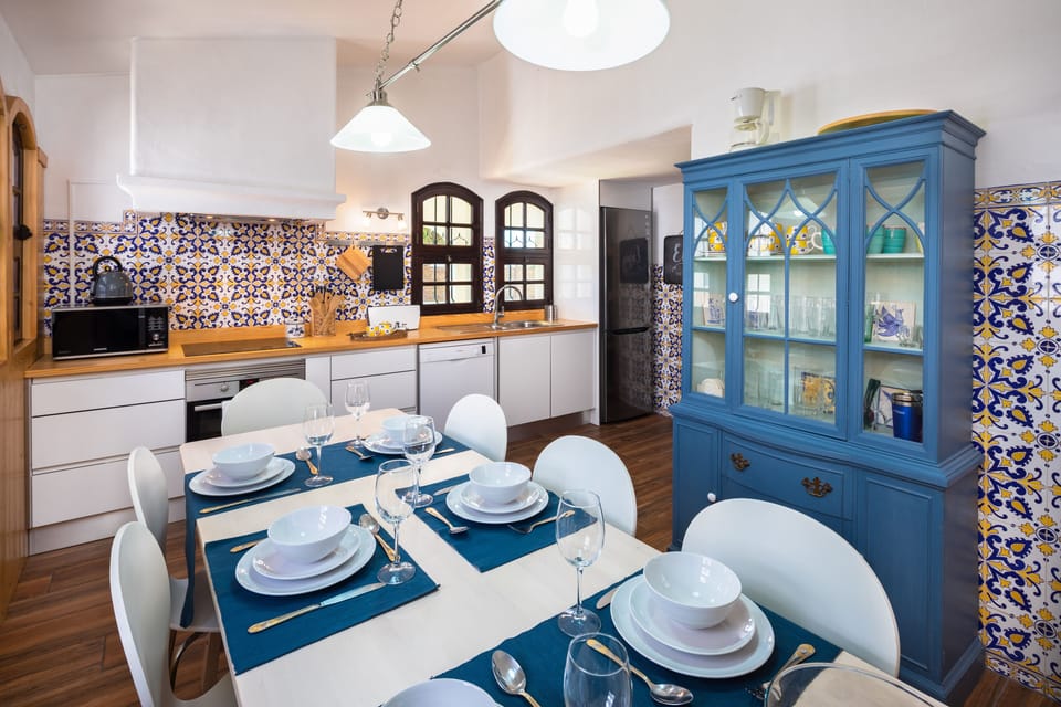 Cozinha com zona de comer /
Kitchen with eating area