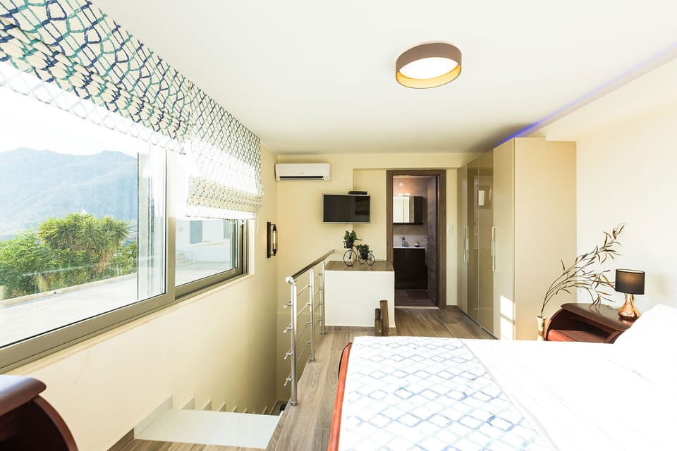 Bedroom on the 1st floor has an en suite bathroom  with bath and HDTV