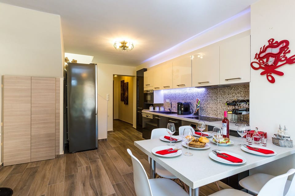 Fully equipped kitchen  & indoor dining area