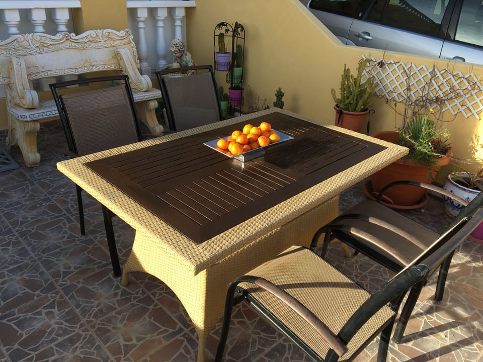 Al fresco dining table & chairs