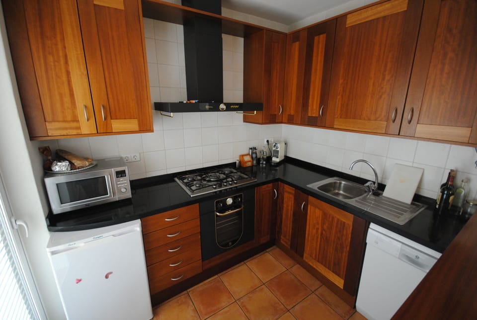 Fully fitted kitchen with dishwasher & microwave