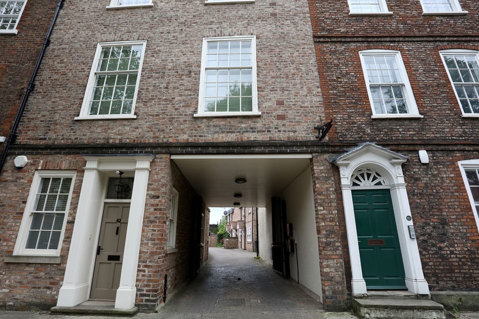 The apartment is located in a quiet, secure courtyard 