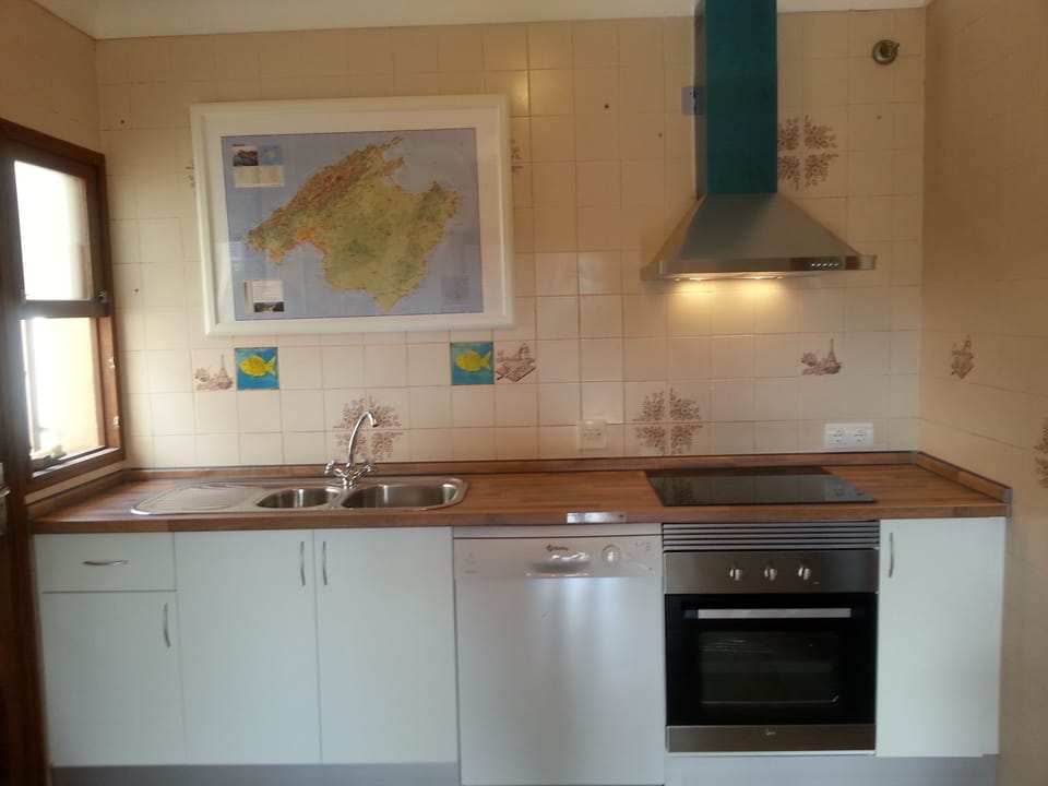Kitchen - dishwasher, ceramic hob, oven