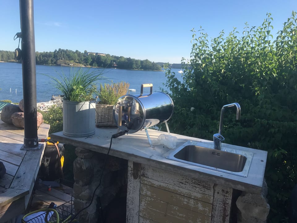 Utekök med rök och weber gasolgrill.
Finns även kolgrill på en av bryggorna