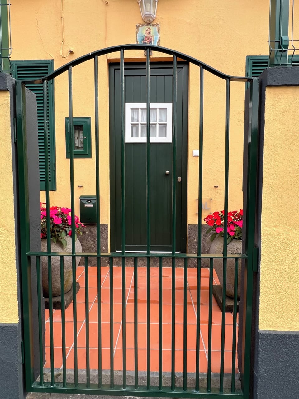 Pormenor do portão central / Front gate detail
