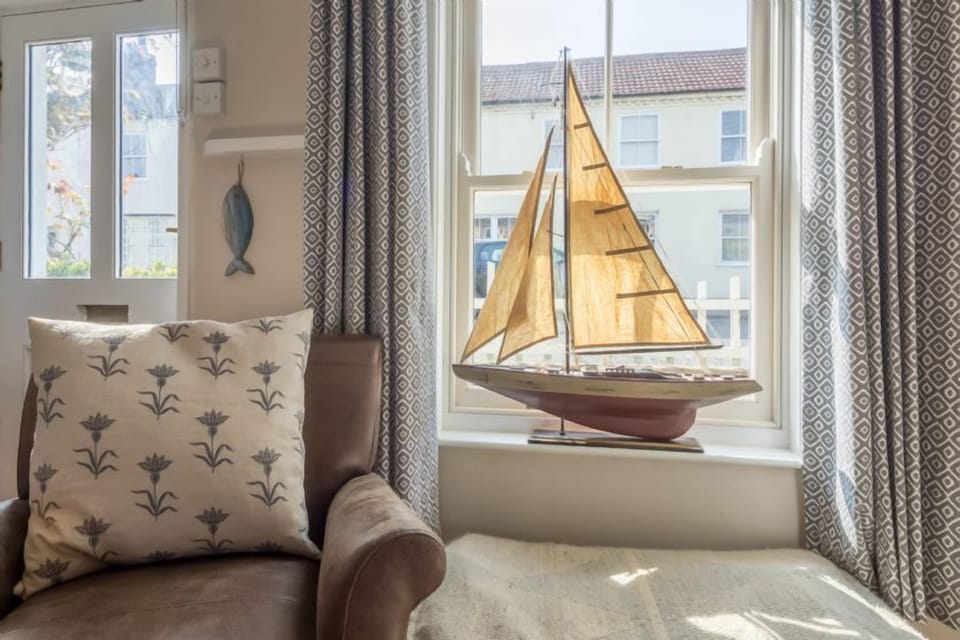 Ground floor: Sitting room and front door