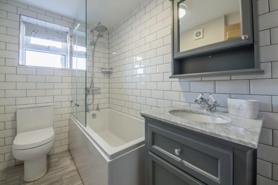 Ground floor: Bathroom with shower over