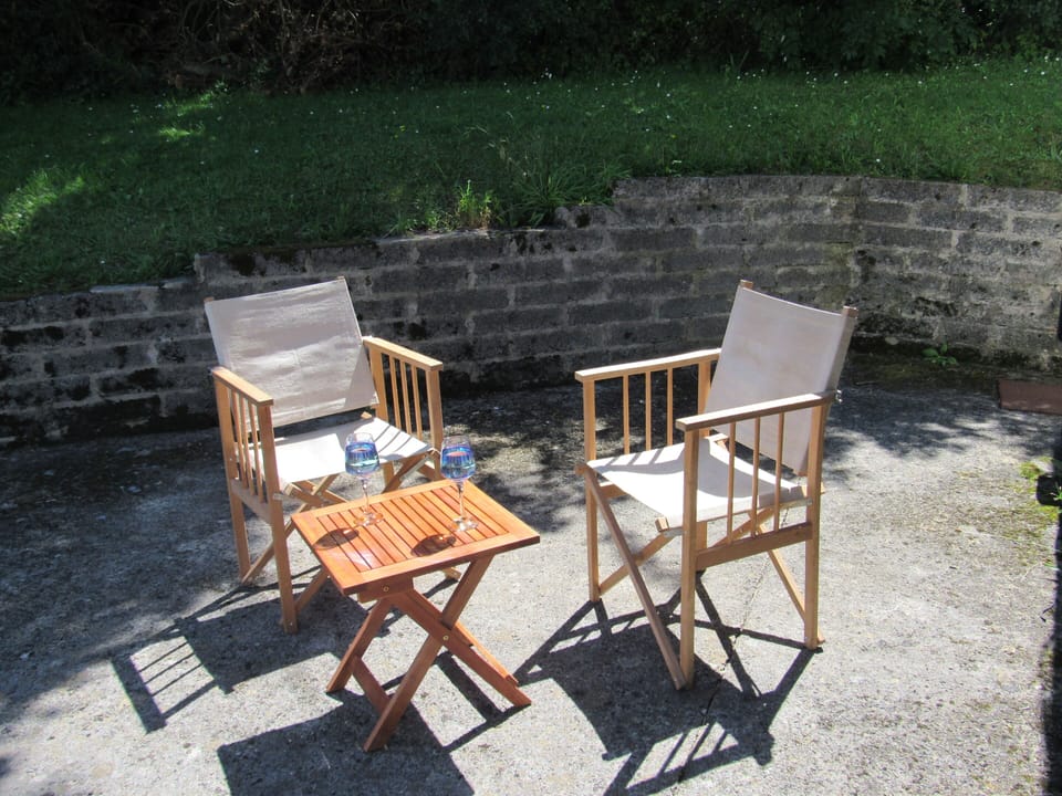 Side area for sunny lunches. 