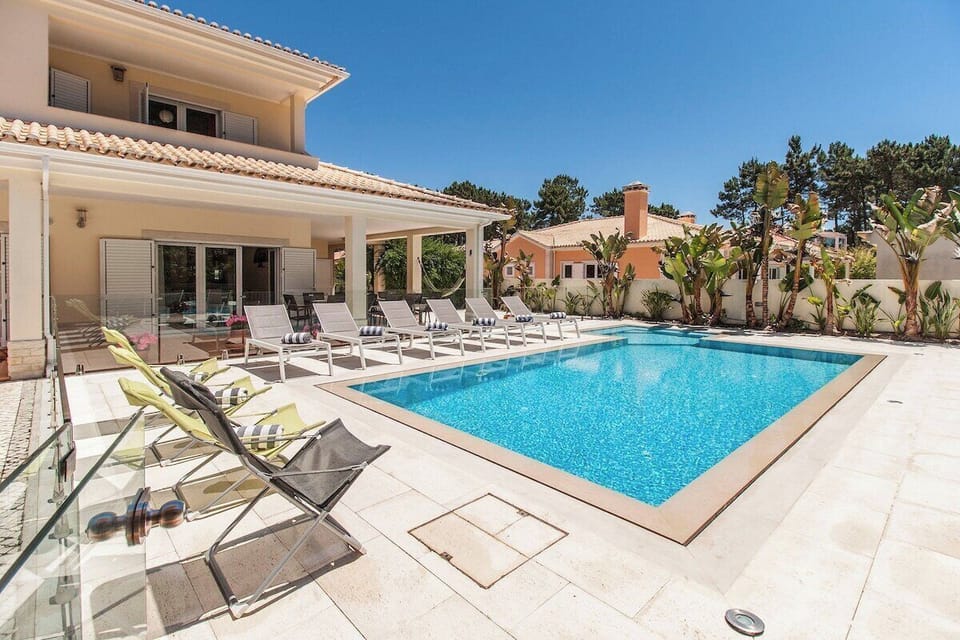 Private pool and sun terrace with loungers — Villa Amendoa, holiday villa in Verdizela