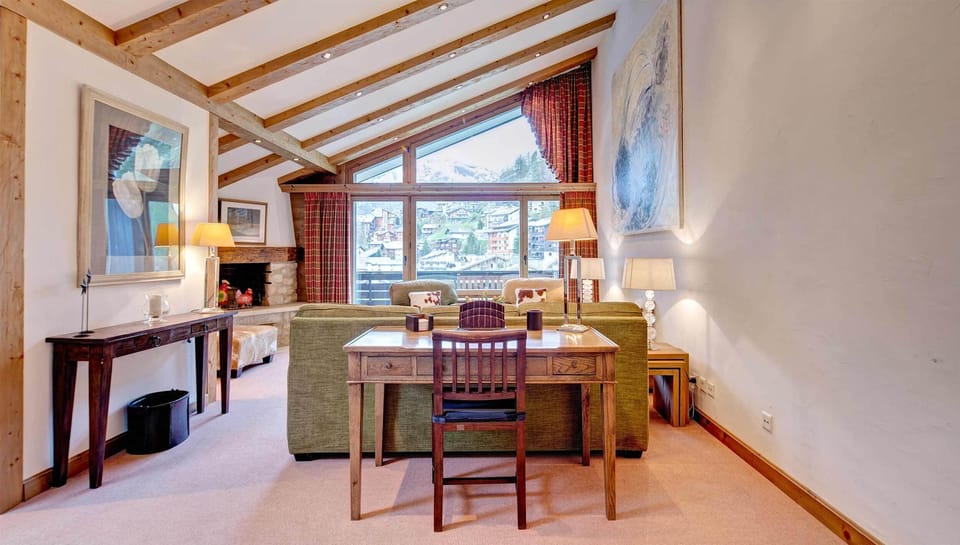 Useful office space facing onto the lounge