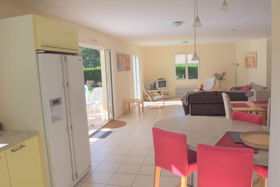 The kitchen and breakfast bar