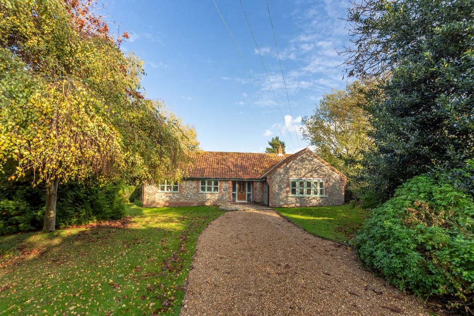 Waterside, Wiveton: Within easy walking distance of the two popular coastal villages of Cley and Blakeney