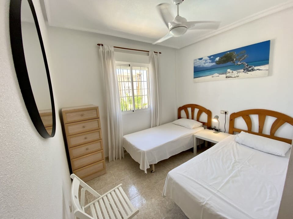 Bedroom 3 First floor Twin bedroom wth ceiling fan 