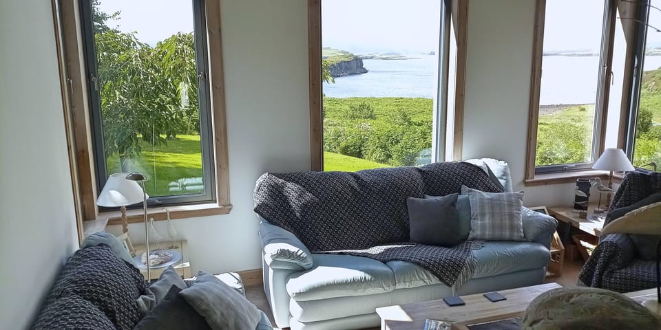 Sitting Room with a beautiful Sea and Island View 