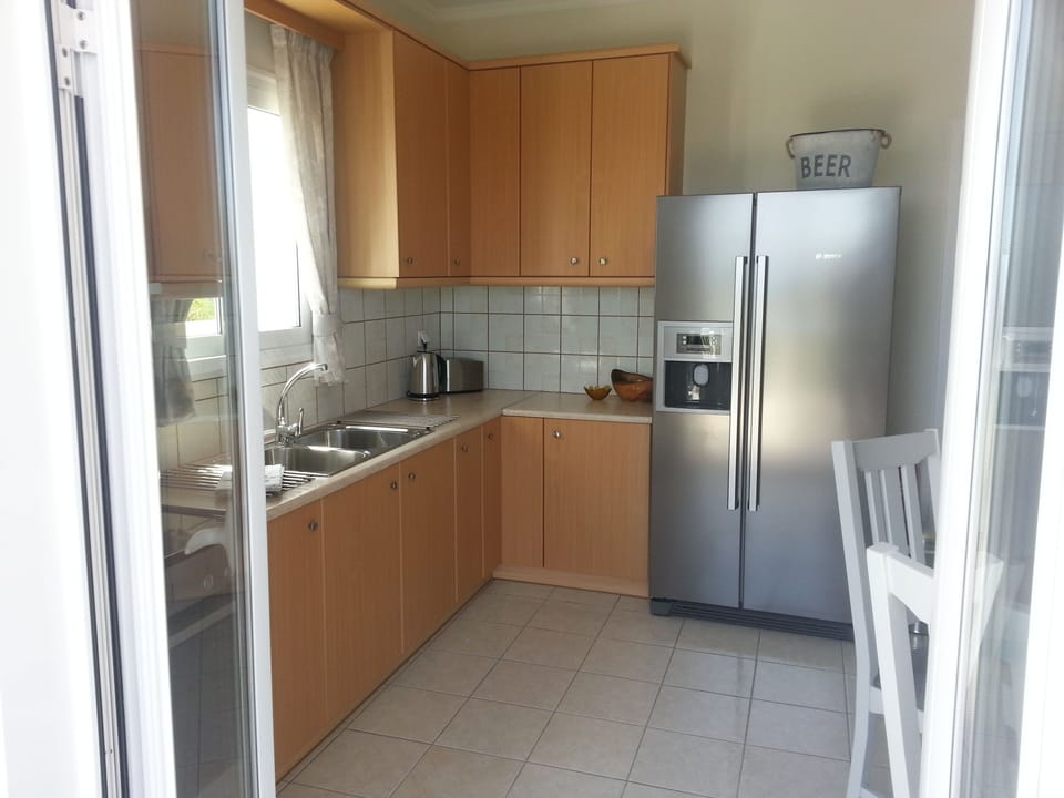 Kitchen with American Freezer complete with Ice maker!