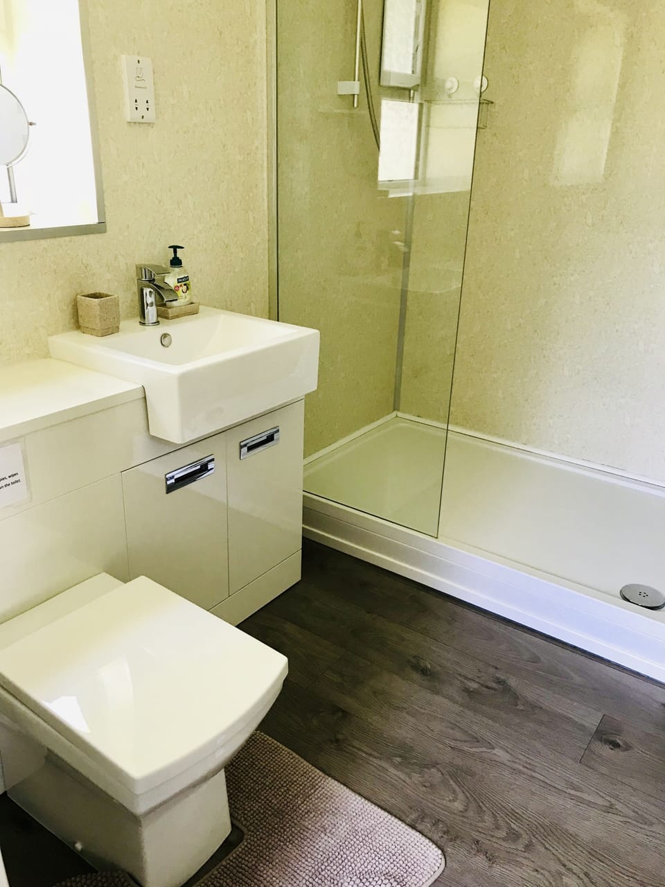Shower room / second toilet