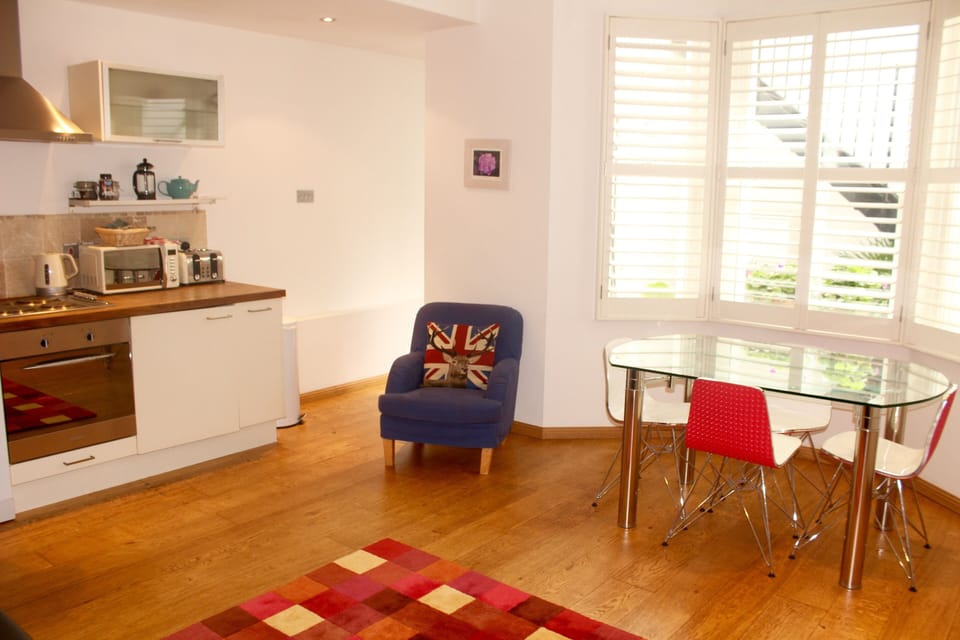 Large Living room with dining table for 4