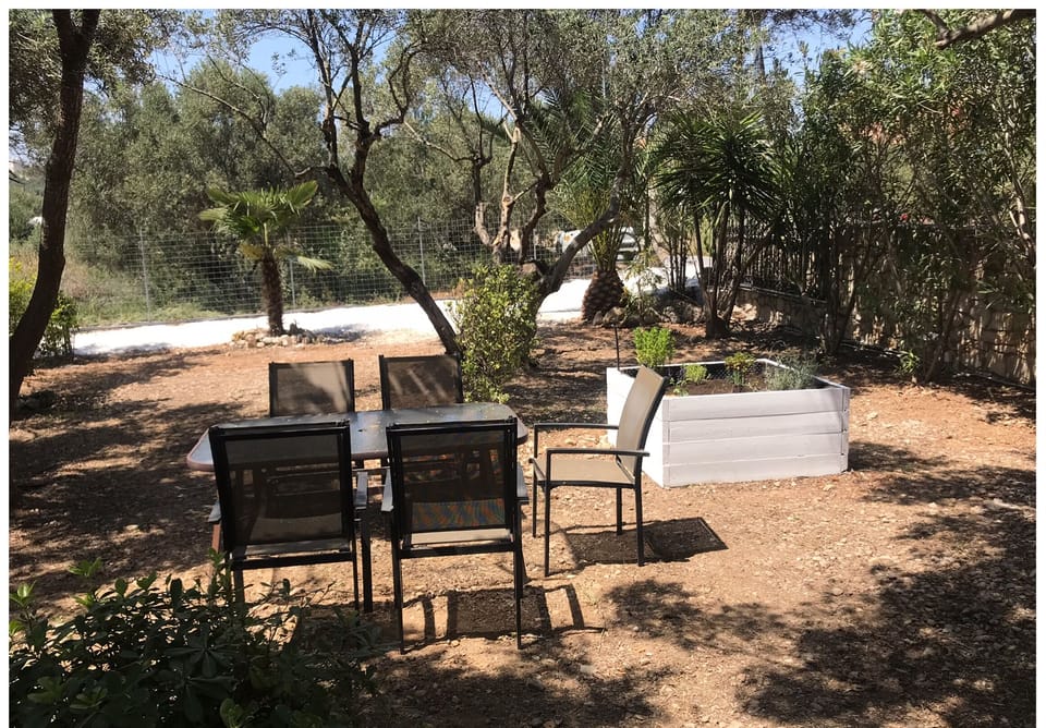 Villa Varavara heeft een grote tuin aan de voorzijde van uw Villa.