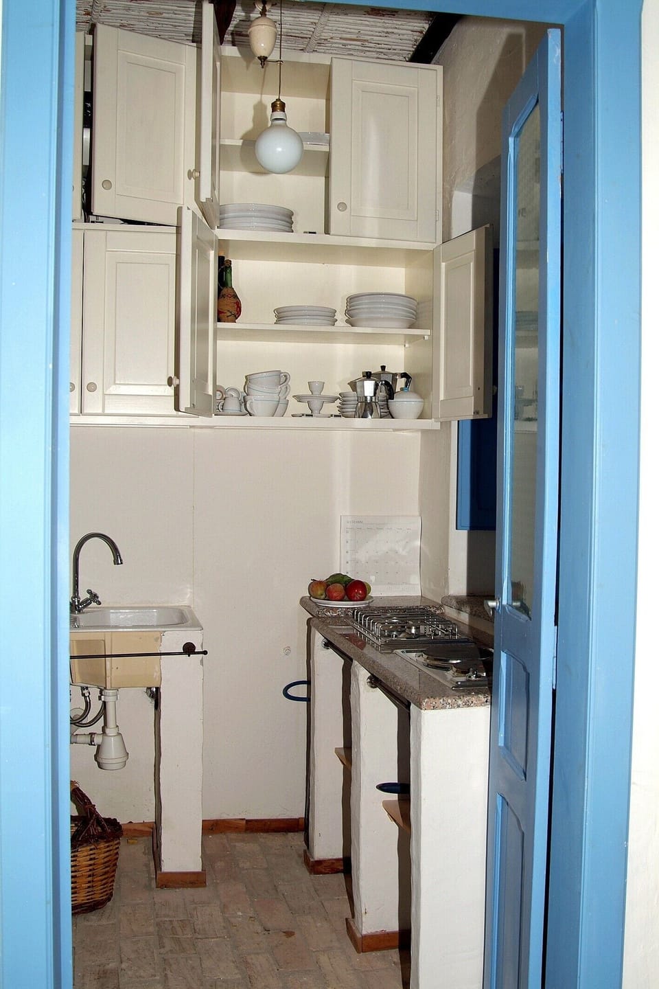 kitchen( small,with all the facilities)