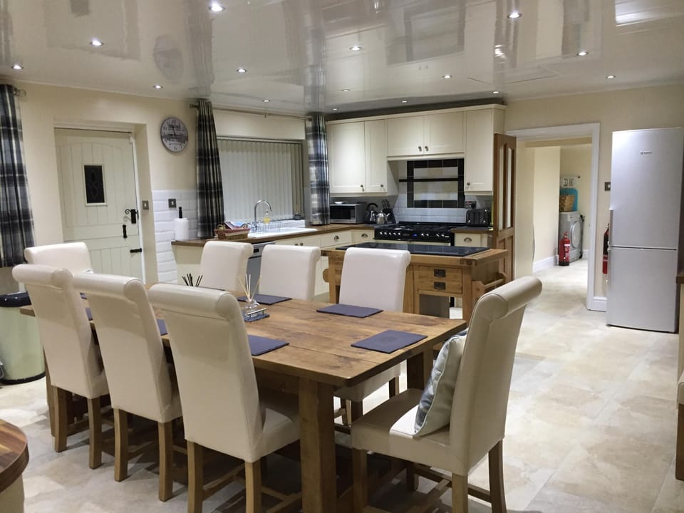 Large Kitchen / Diner ( with Range Cooker &   Dishwasher)