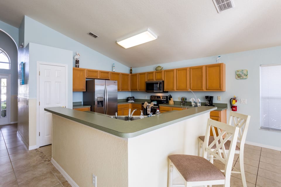 kitchen and breakfast bar