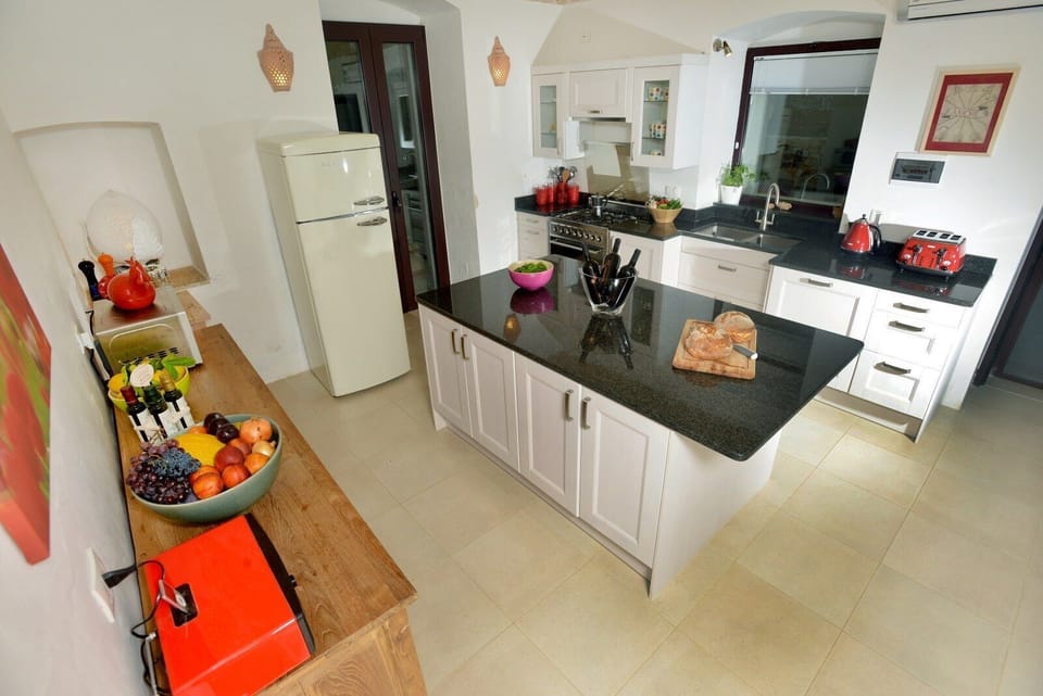 Full fitted kitchen including dishwasher