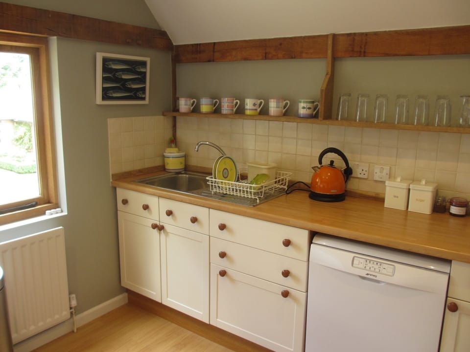 Showing right hand side of fully equipped kitchen, perfect for self catering.