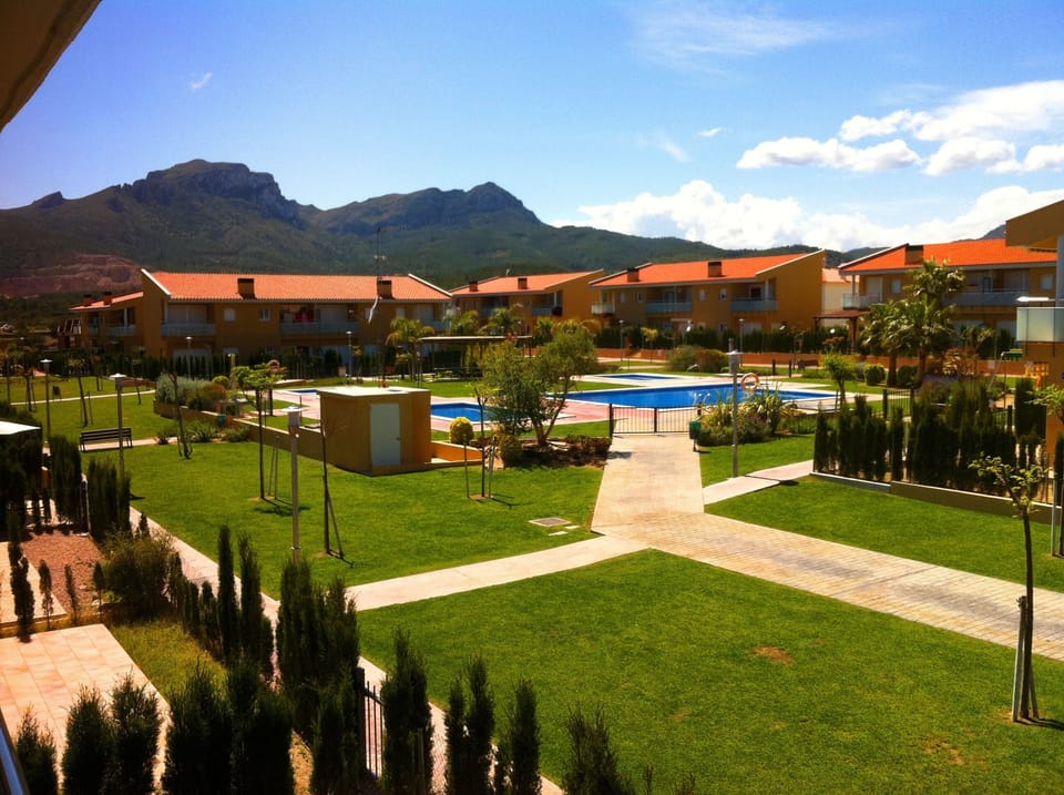 Residential Area: 3 pools + 2 jacuzzi
