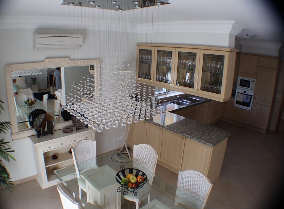 Kitchen & Dining Area