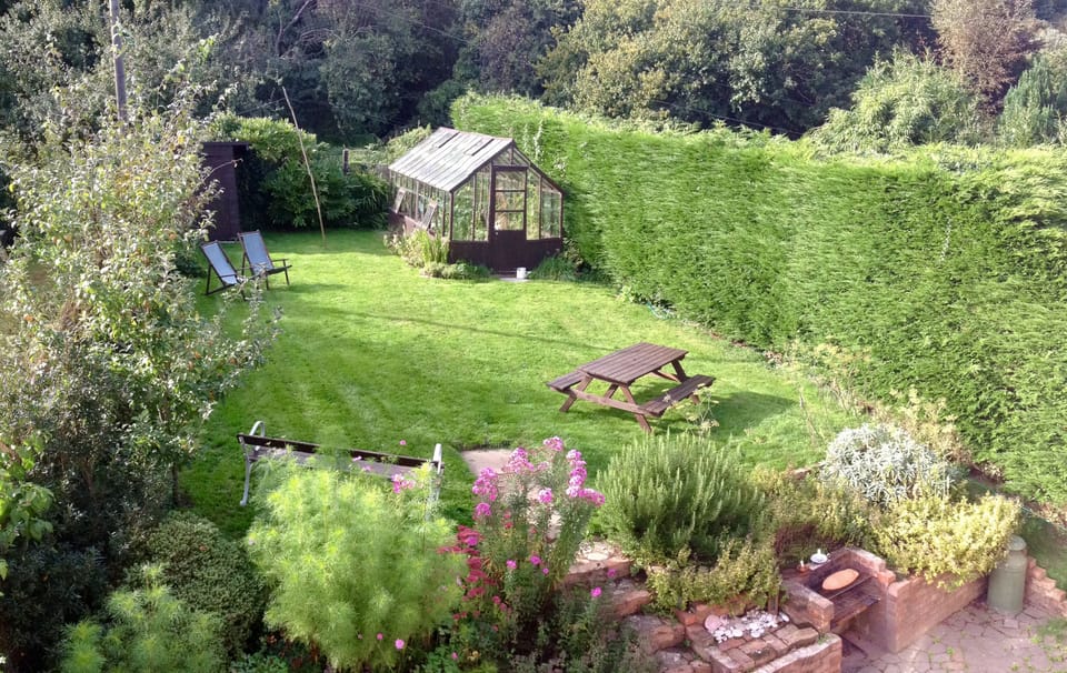 enclosed country cottage back garden with outdoor bbq & seating for all