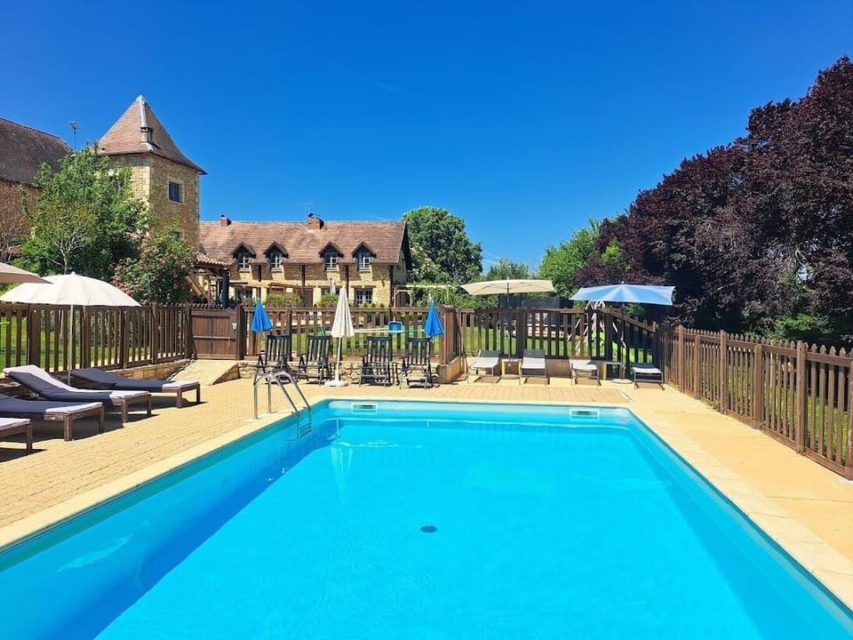 Swimming pool 10x5m enjoying the sun, from sun rise to sunset. 