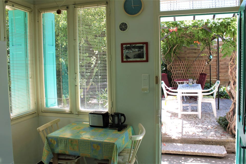 Kitchen + patio