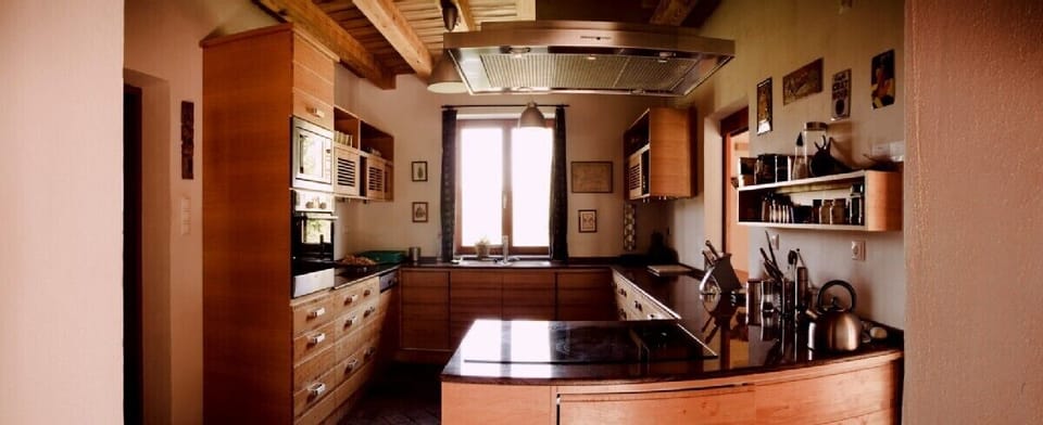 The fully equipped kitchen with everything from kitchenware to 