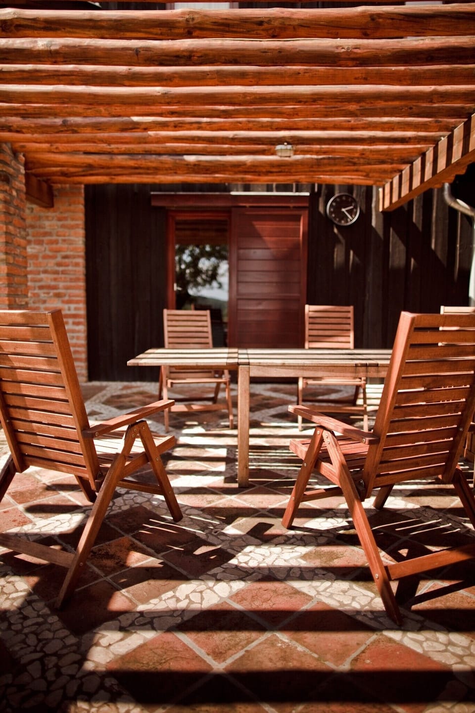 Terrace with garden chairs and a long table for 12-14 people