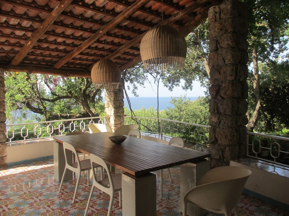 Patio 
Dining Area 