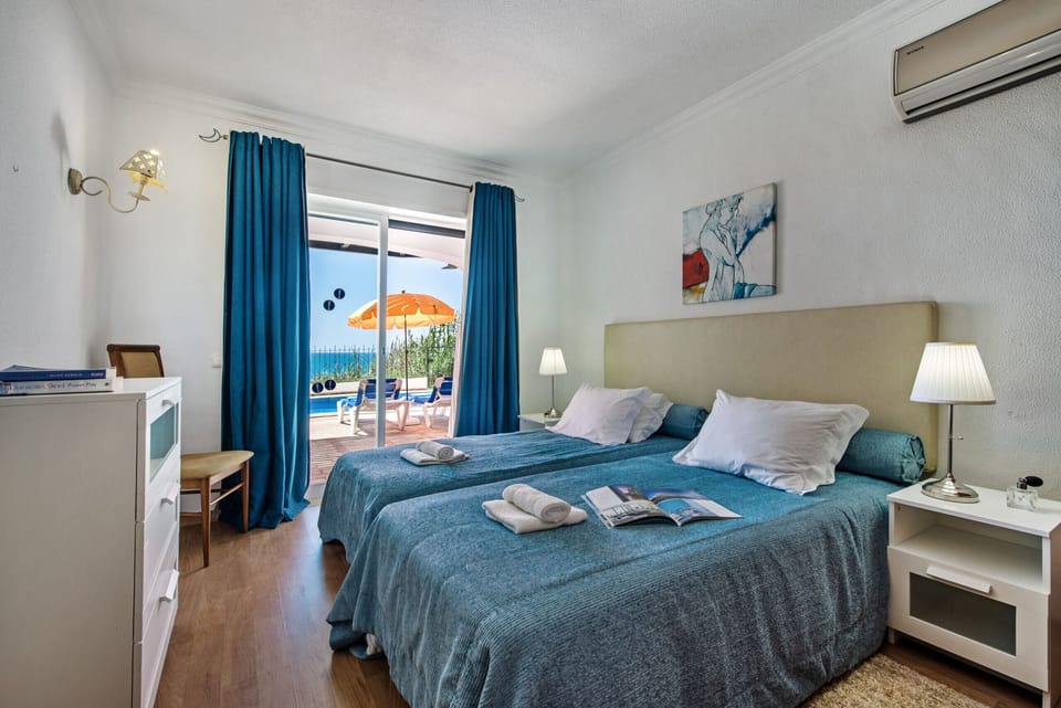 Spacious bedroom with 2 single beds