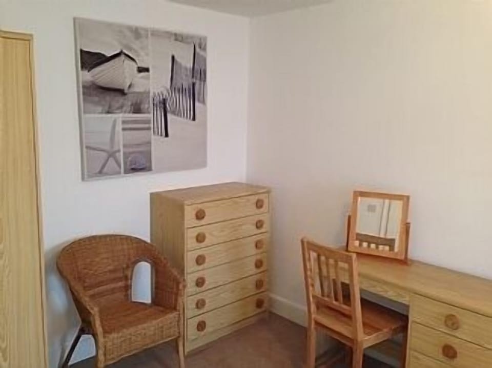 Twin bedroom