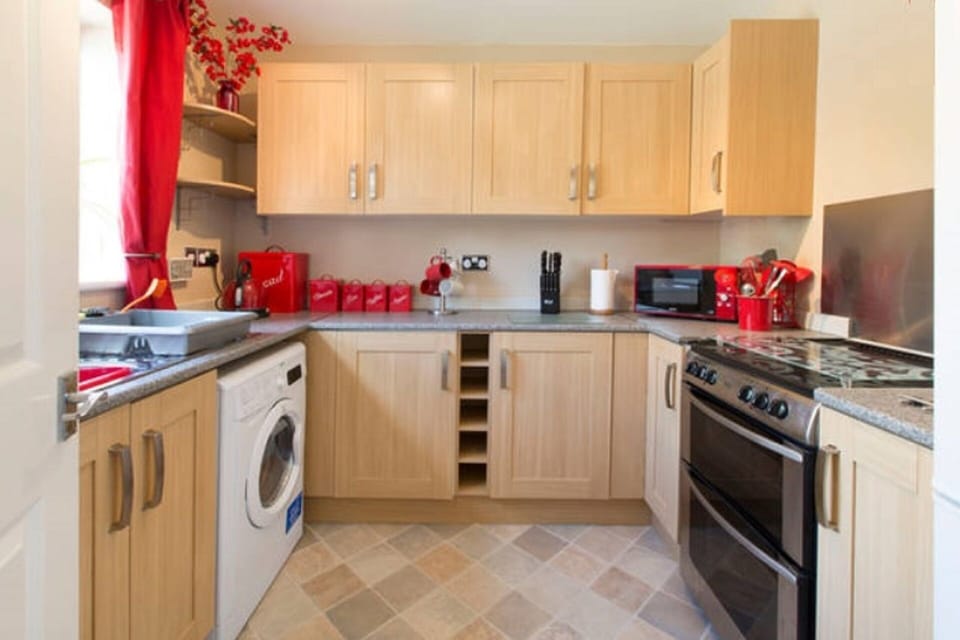 Fully equipped to easily cater for six people with fridge/freezer, electric oven