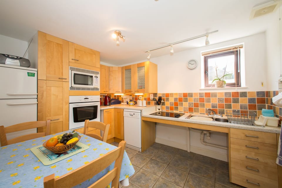 The well-equipped kitchen