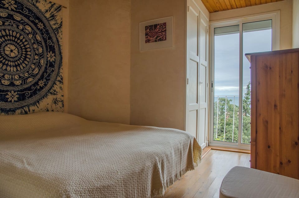 Lower bedroom 1 with sea view 