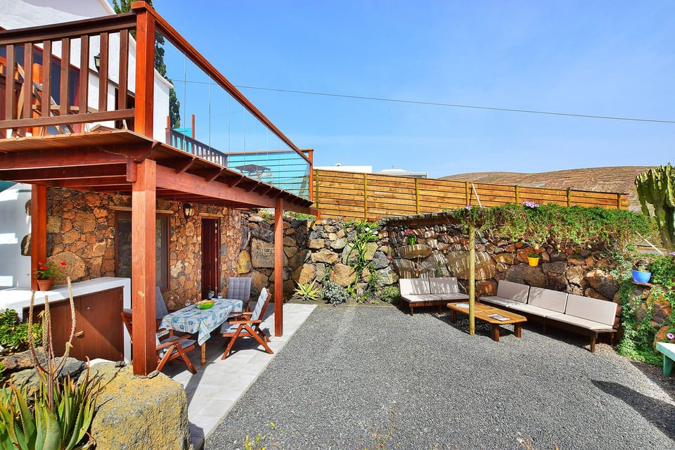  sheltered courtyard garden