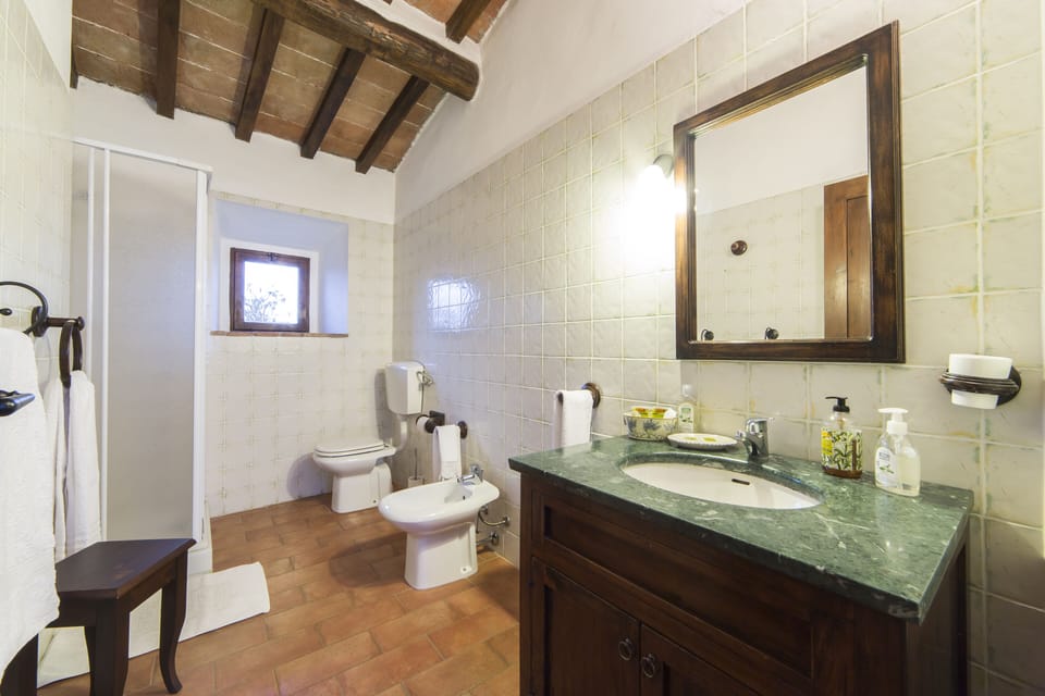 Granaio's ensuite bathroom