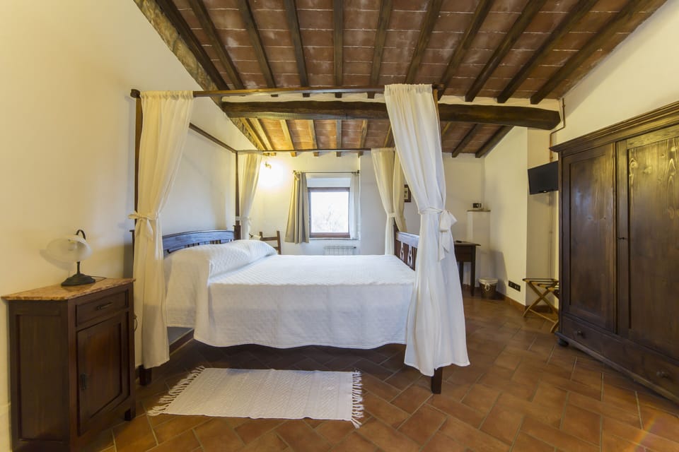 Canopy bed of one of the spacious double rooms: Il Granaio
