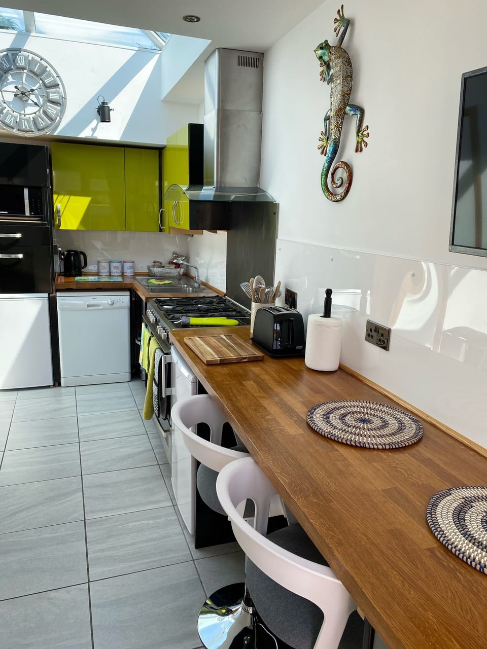 breakfast bar area
